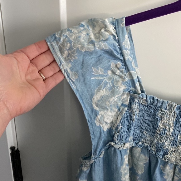 Old Navy Floral Chambray Button Down Blouse - Picture 4 of 10